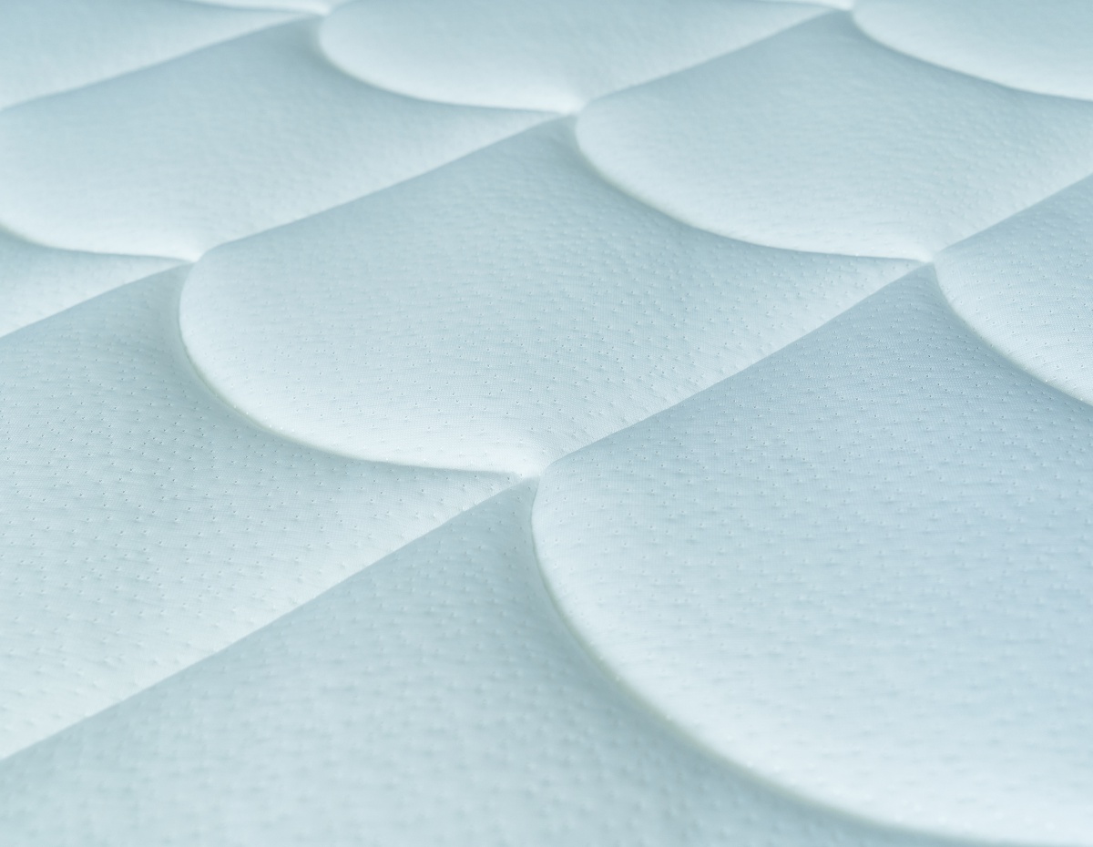 Трикотаж Soft -  это мягкая гипоаллергенная ткань, не склонна к образованию катышков, поверхность матраса остается гладкой и красивой.