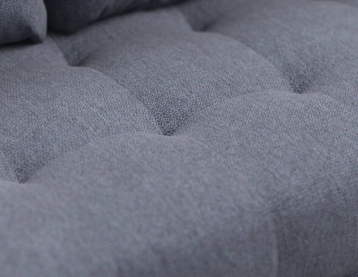 Сиденье с декоративными утяжками армированной нитью идеально фиксирует чехол от растяжения.