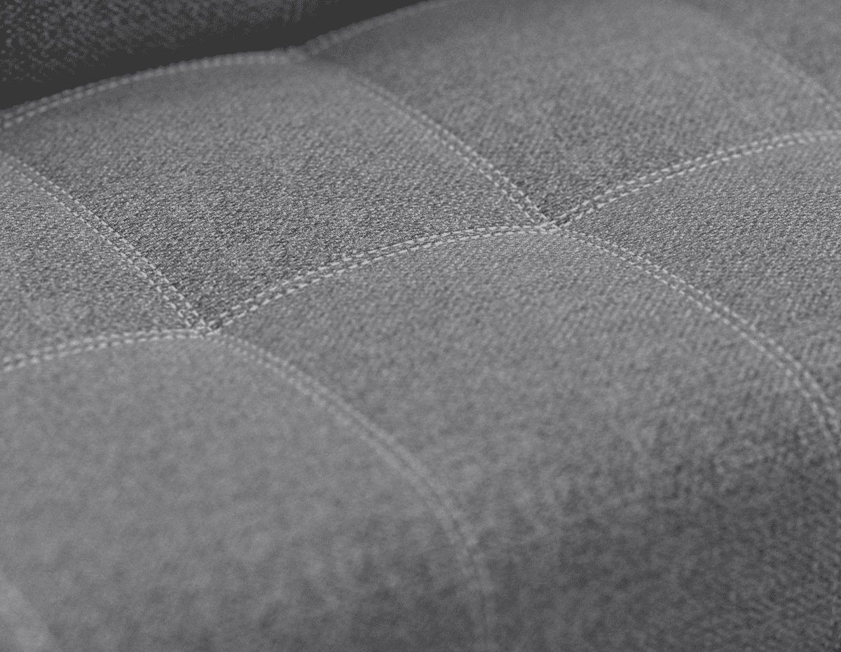 Декоративная строчка армированной нитью и двойная утяжка надолго сохранят внешний вид дивана.